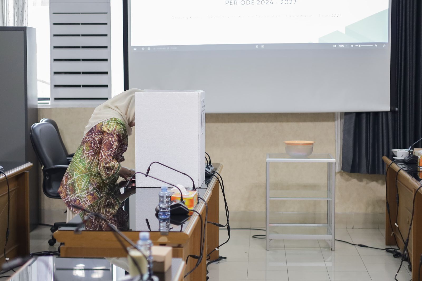 VOTING:Komisi 1 DPRD Kalsel melakukan pemilihan anggota KPID Kalsel periode 2024-2027, Selasa (3/6/2025).(Foto:Muhammad Oscar Fraby/Radar Banjarmasin)