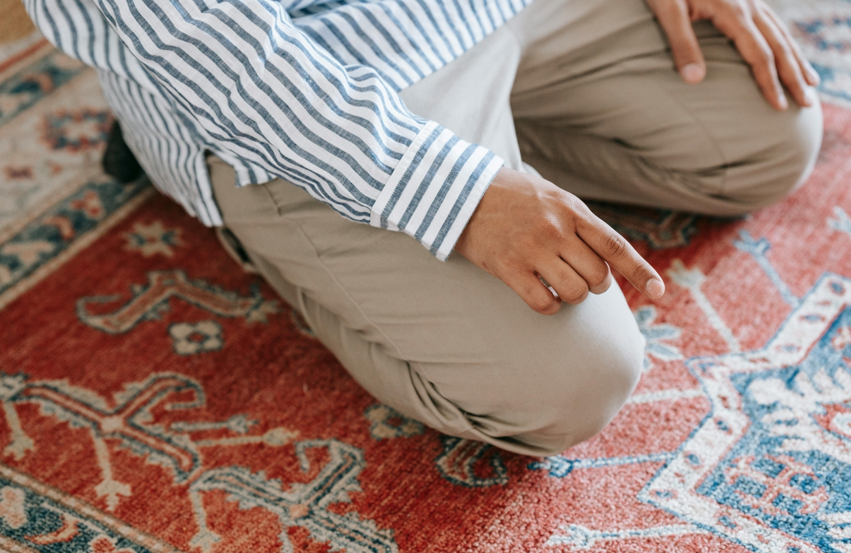 Ilustrasi seseorang salat. (Foto: Pexels)