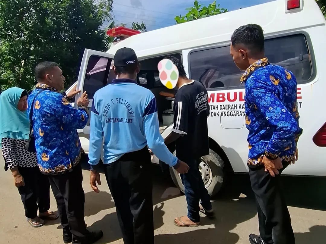 BERSAJAM RESAHKAN WARGA: Petugas gabungan membekuk seorang pria di Desa Tajau Pecah, Kecamatan Batu Ampar, Senin (2/6/2025). (Foto : Satpol PP dan Damkar Tala untuk Radar Banjarmasin)
