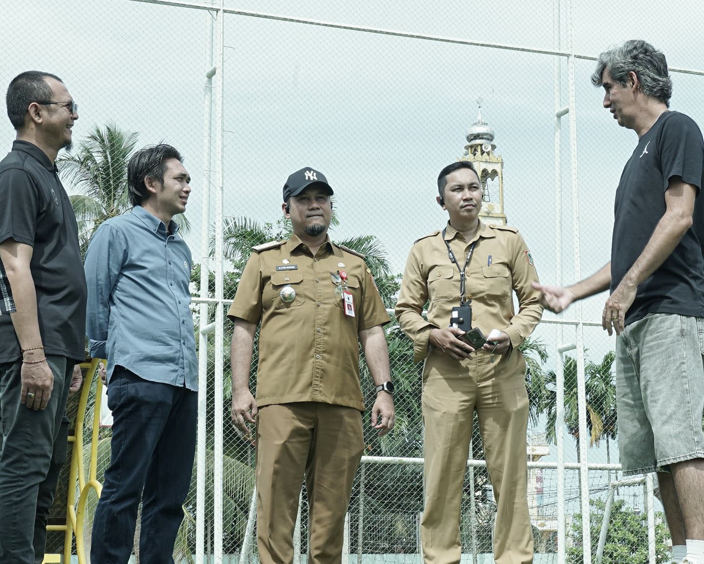 MENINJAU: Coach Teco saat meninjau kondisi Stadion 17 Mei bersama jajaran Dispora Kalsel sebagai persiapan menghadapi verifikasi Liga 2, Selasa (3/6). (Barito Putera)
