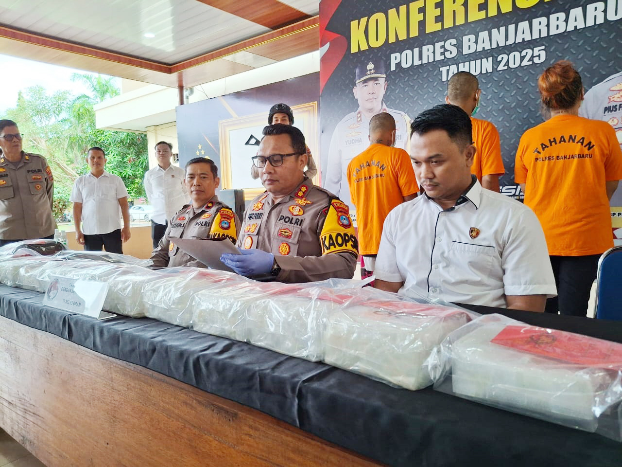 KONFERENSI: Polres Banjarbaru menggelar konferensi pers dalam ungkap kasus peredaran gelap narkotika jenis sabu seberat 10,3 kg, Selasa (3/6).