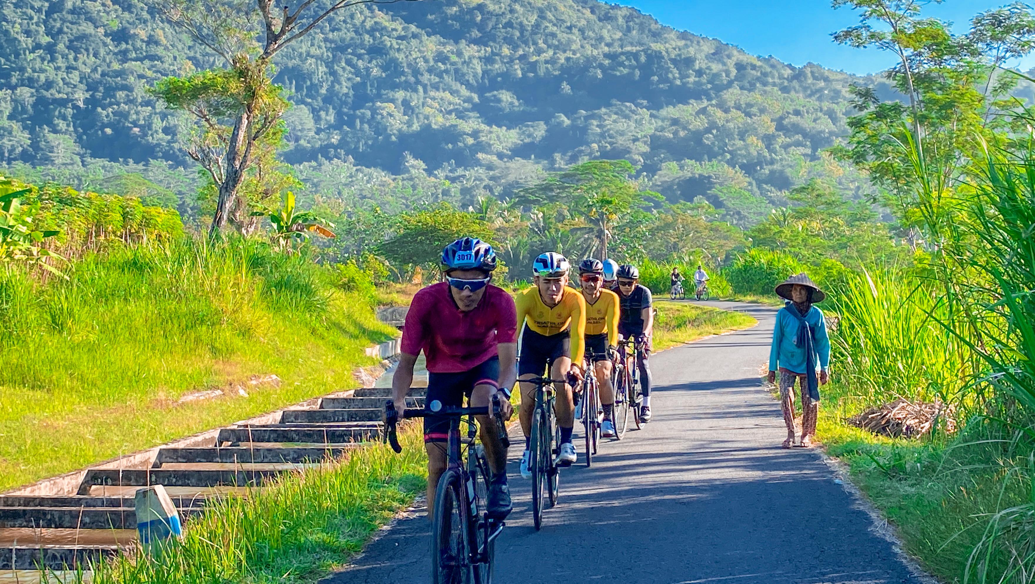 SEPEDA: Tim Triathlon Kalsel saat menaklukkan jalur Manoreh View, Yogyakarta. Latihan ini jadi pemanasan jelang Kejurnas Triathlon Juli mendatang.