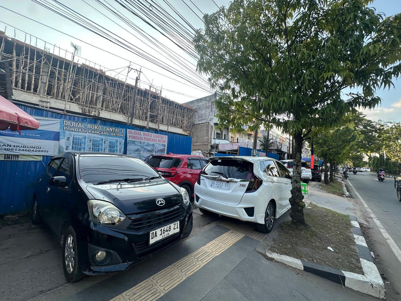 PARKIR LIAR: Sejumlah kendaraan diparkir secara sembarangan di atas trotoar di Jalan Brigjend Hasan Basry Banjarmasin. (Foto: Oscar Fraby/Radar Banjarmasin)