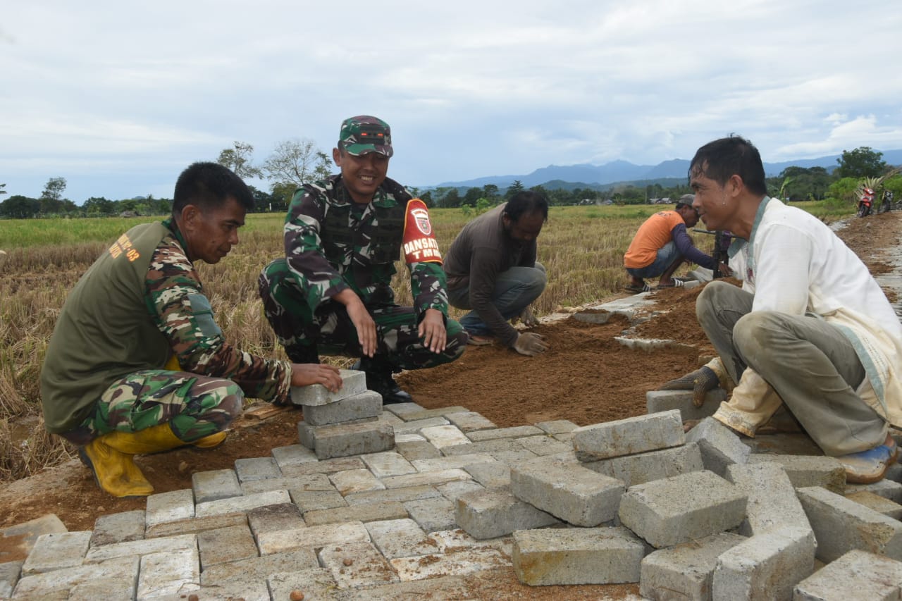 PAVING BLOCK:Program TMMD ke-124 Kodim 1002/HST di Desa Pengambau Ilir memberikan manfaat besar bagi masyarakat setempat.