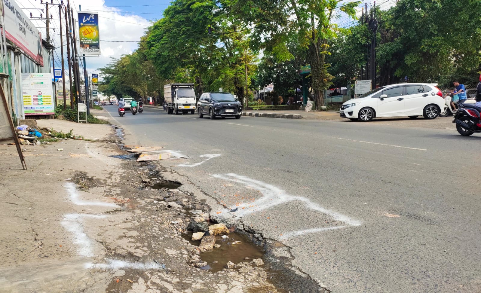 PENYELIDIKAN: Garis sisa proses olah TKP atas peristiwa kecelakaan yang menewaskan Azzahra (20) di tepi Jalan H Mistar Cokrokusumo, Banjarbaru, Rabu (4/6) siang. (BAYU/RADAR BANJARMASIN)