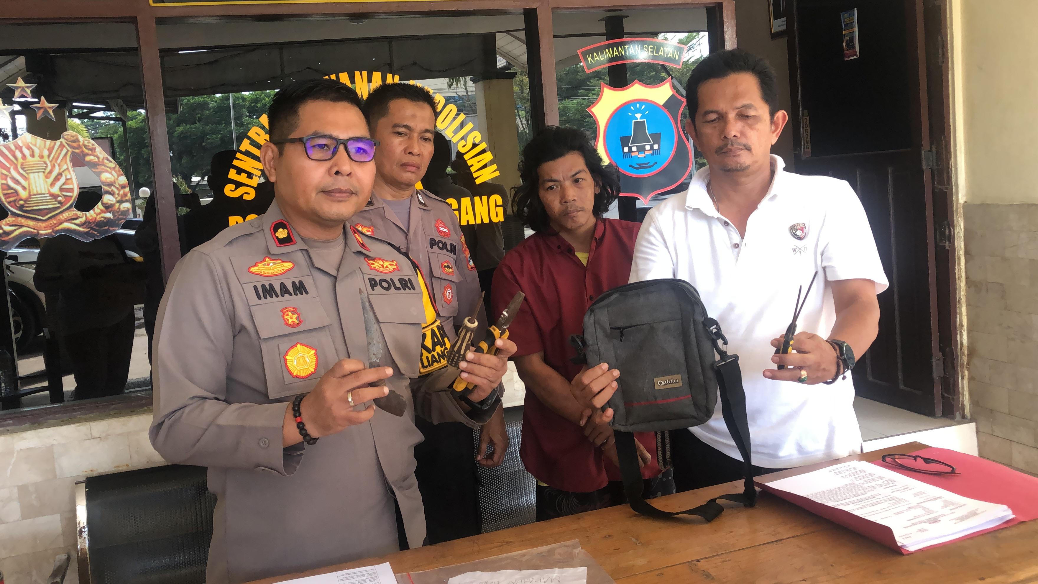 BARANG BUKTI: Kapolsek Liang Anggang, Kompol Imam Suryana menunjukan sejumlah barang bukti yang dipakai M untuk mencuri meteran air. (POLRES BANJARBARU UNTUK RADAR BANJARMASIN)
