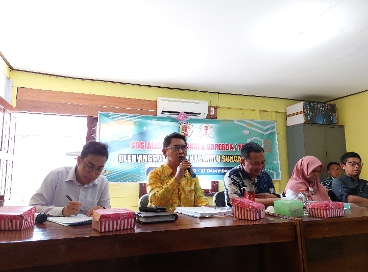 Alamsyah (baju kuning) dan Johar Arifin (baju biru), dua kandidat kuat calon pengganti Haji Asoy, saat keduanya melaksanakan sosialisasi perda tahun 2024 lalu. (Jamaluddin/Radar Banjarmasin)