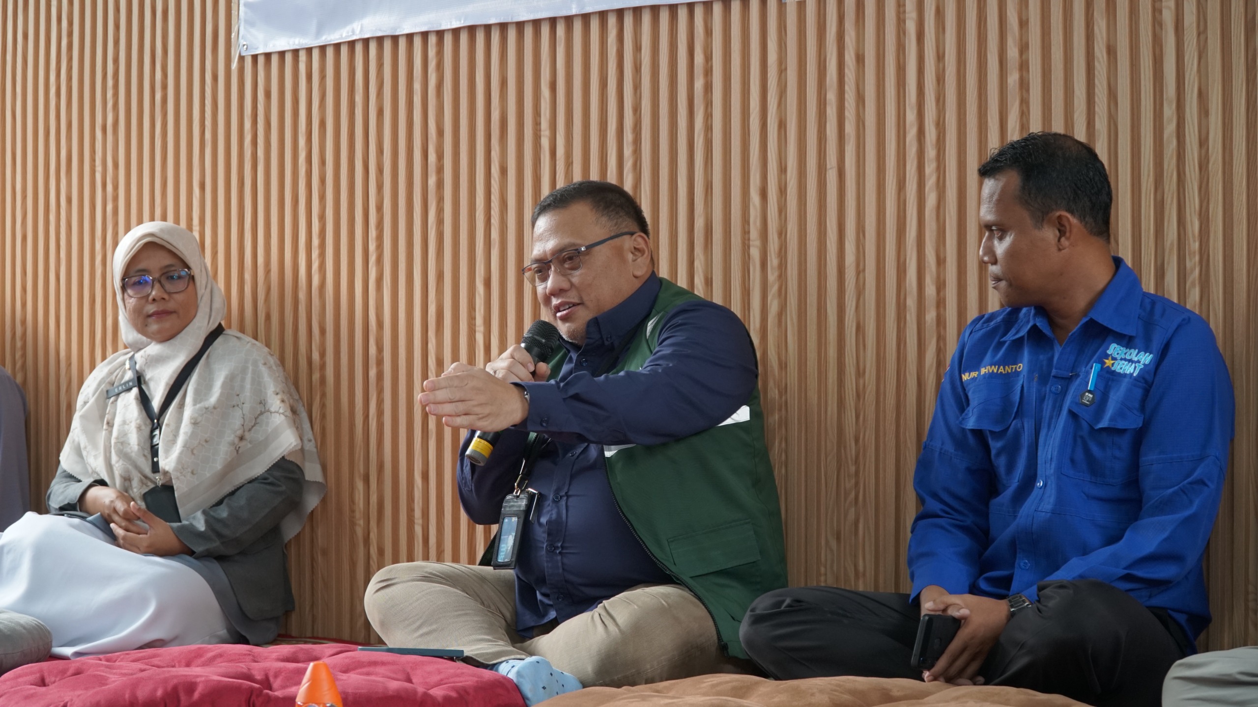 BERBAUR:General Manager PLN UID Kalselteng, Iwan Soelistijono (tengah) menyampaikan Employee Volunteer Program (EVP) merupakan bentuk hadirnya PLN lebih dekat di tengah masyarakat.
