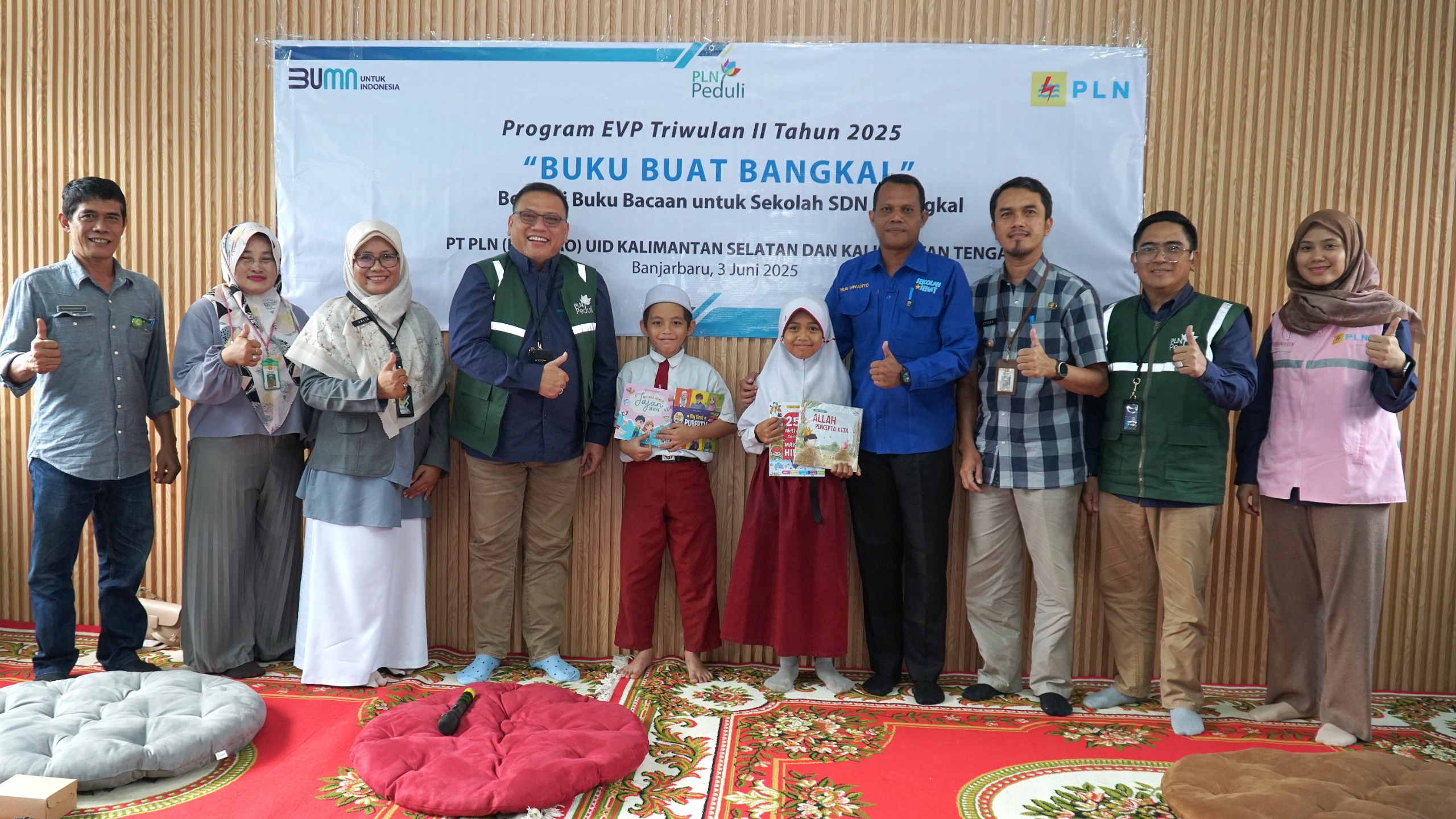 PEDULI PENDIDIKAN:Penyerahan bantuan buku melalui program EVP oleh General Manager PLN UID Kalselteng, Iwan Soelistijono kepada Kepala Sekolah SDN 2 Bangkal, Nur Ihwanto