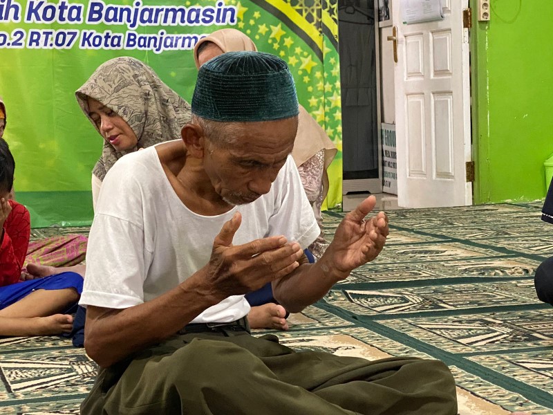 BERDOA: Kakek Kahpi (73) warga banjarmasin yang dinyatakan bersalah oleh putusan MA. (Foto: FADLAN ZAKIRI/RADAR BANJARMASIN)
