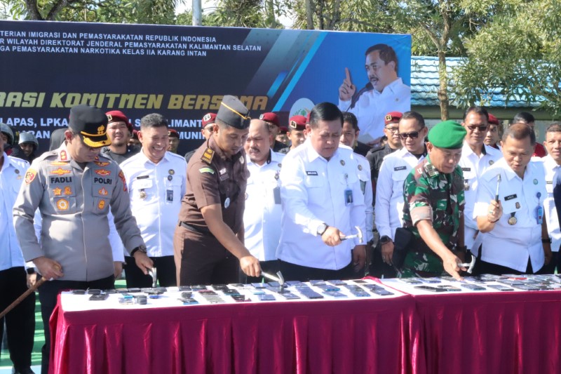 PEMUSNAHAN: Proses pemusnahan 75 unit handphone hasil sitaan petugas Lapas se-Kalsel di Lapangan Lapas Narkotika Karang Intan, Kabupaten Banjar.
