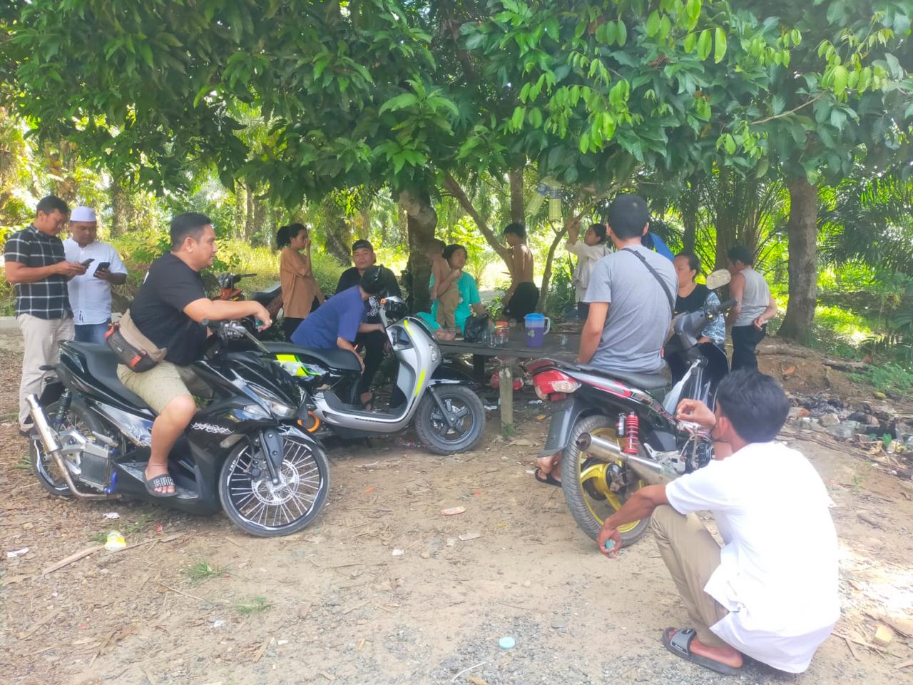 MASIH DIKEJAR:Pihak kepolisian saat mendatangi rumah pelaku penganiayaan hingga korban tewas di Kecamatan Bajuin, Jumat (6/6/2025).(Foto:Polsek Pelaihari untuk Radar Banjarmasin)