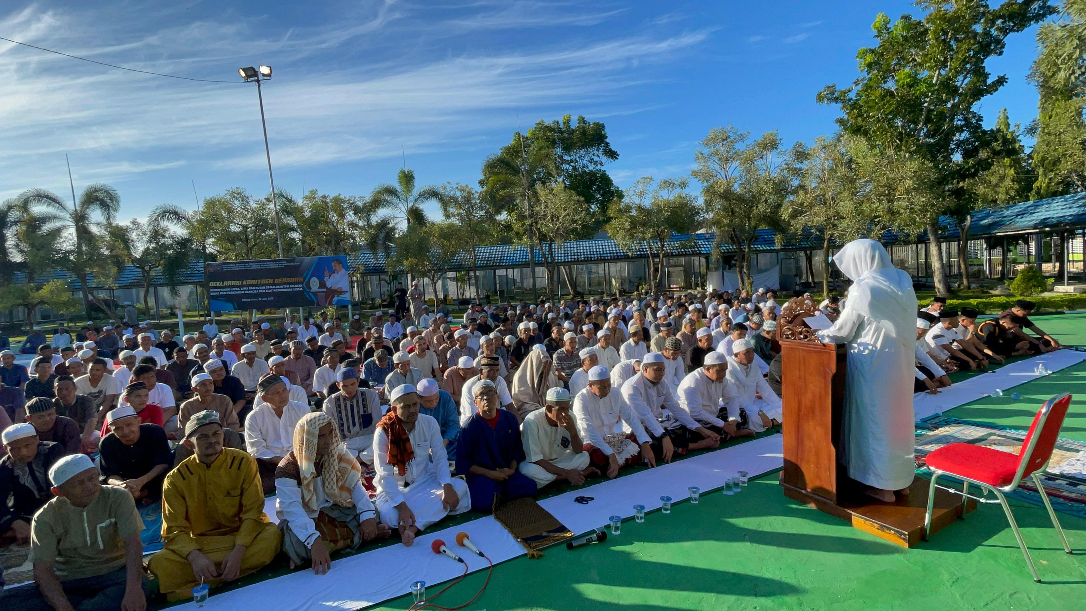 KHIDMAT:Ratusan Warga Binaan Pemasyarakatan (WBP) Lapas Karang Intan Kabupaten Banjar mengikuti salat Idul Adha, Jumat (6/6/2025).(Foto:Humas Lapas Karang Intan untuk Radar Banjarmasin)