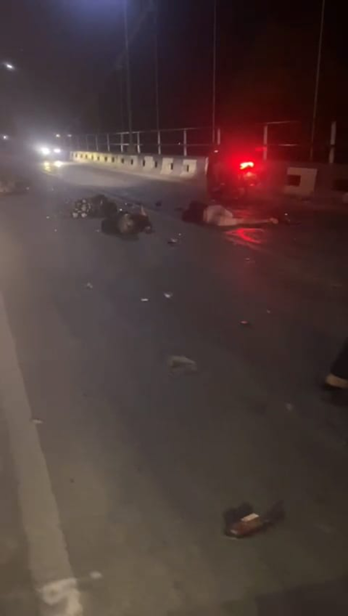 TERGELETAK:Para korban seusai bertabrakan tergeletak di atas jembatan sebelum dievakuasi dan diberi pertolongan.(Foto:Relawan untuk Radar Banjarmasin)