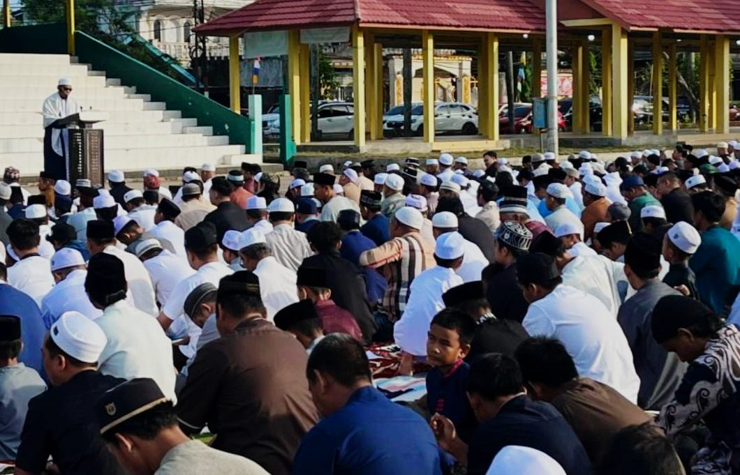KHIDMAT:Warga Muhammadiyah salat Idul Adha di Lapangan Pahlawan Amuntai, Jumat (6/6/2025).(Foto:M Akbar/Radar Banjarmasin)
