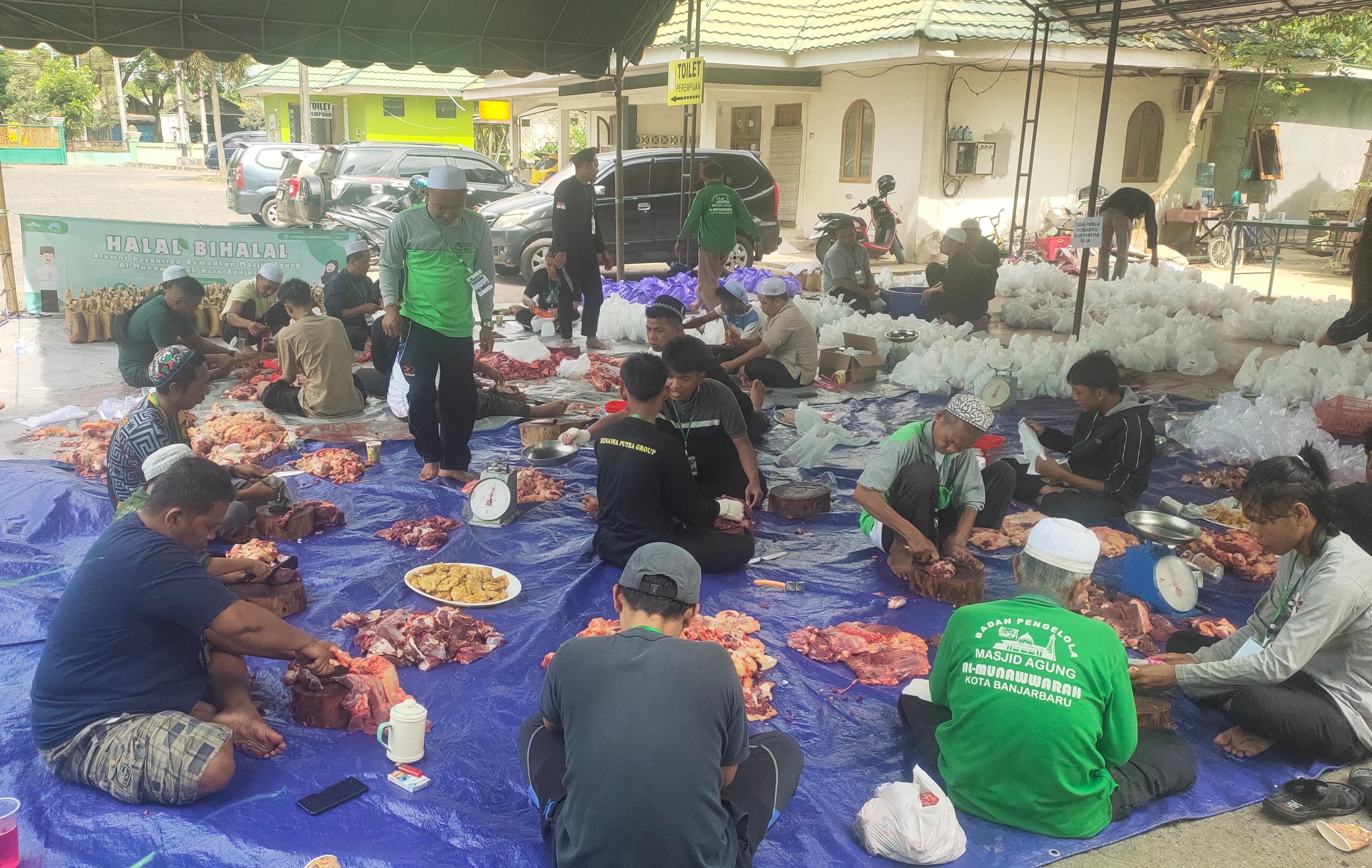 SAPI PRESIDEN:Masjid Agung Al Munawwarah Banjarbaru menyembelih enam sapi kurban, termasuk sapi Banmas dari Presiden Prabowo Subianto, Sabtu (7/6/2025).
