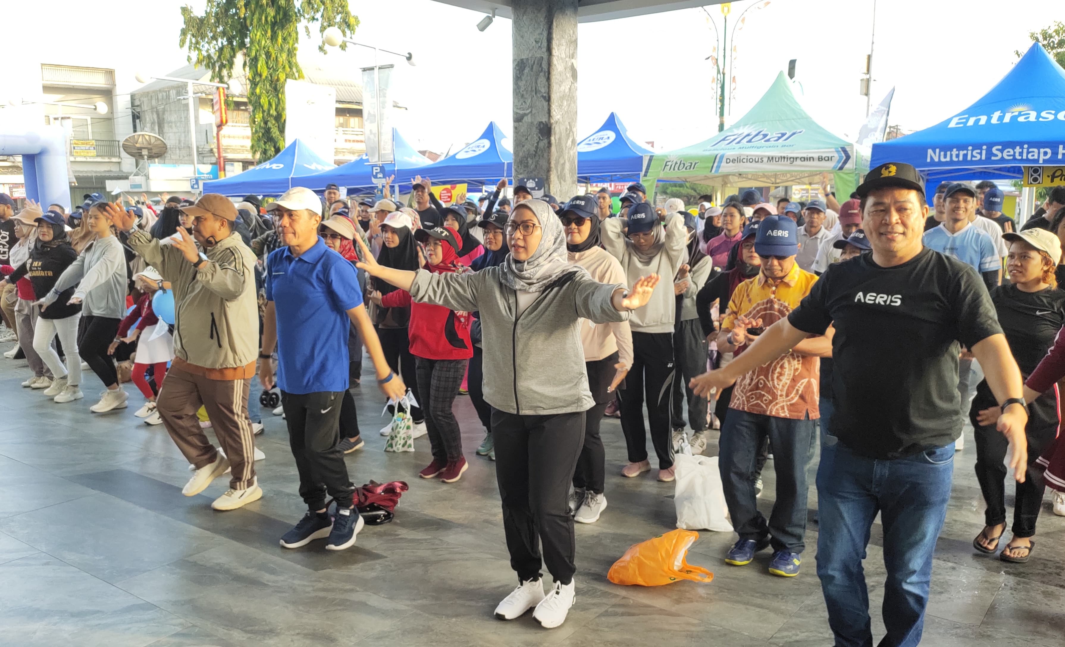 SEHAT:Para peserta dan tamu undangan Aeris Carnaval Funwalk 2025 mengikuti senam pagi bersama di halaman Aeris Hotel Banjarbaru, Minggu (8/6/2025).
