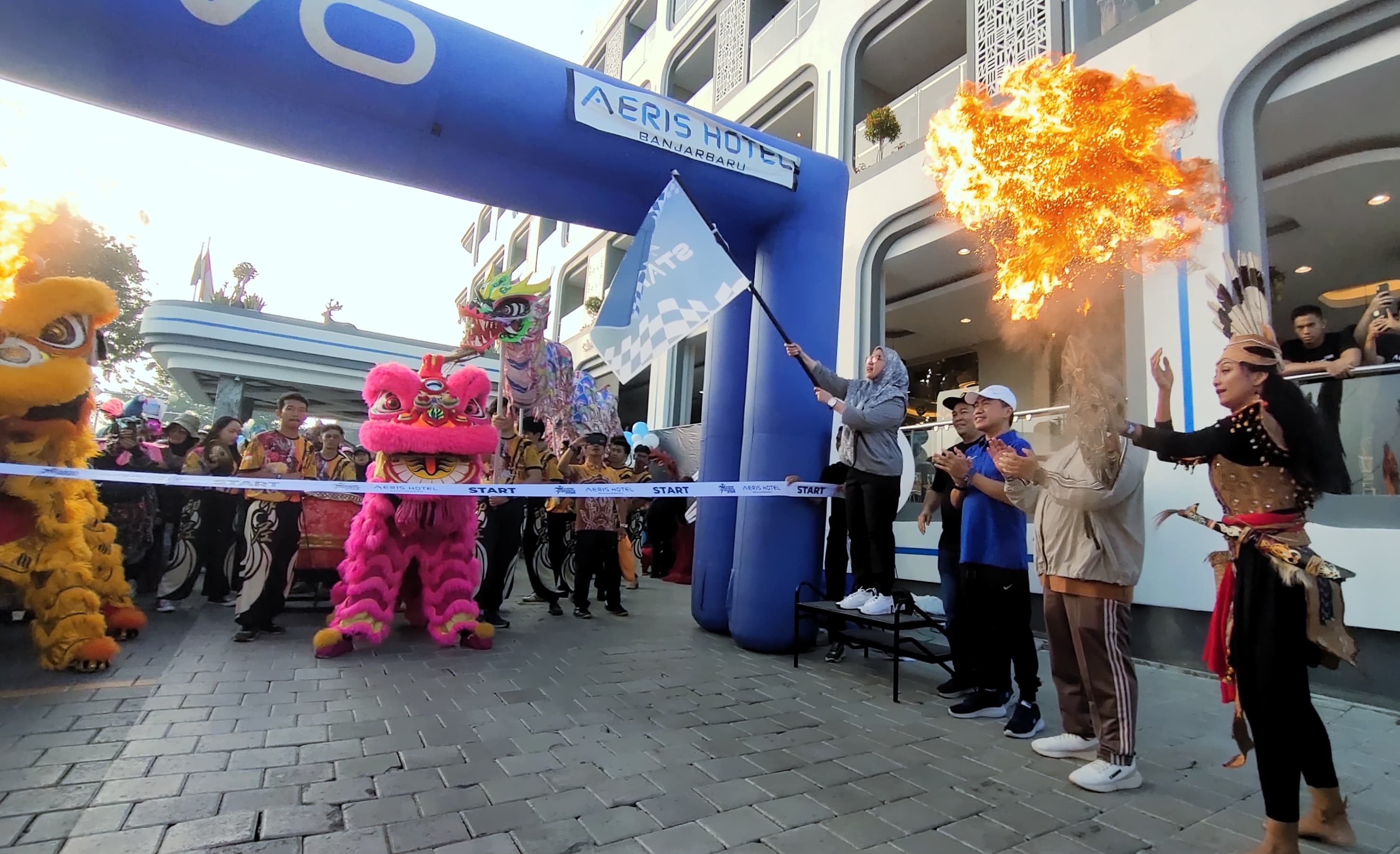 START:Wali Kota Banjarbaru terpilih, Erna Lisa Halaby mengibarkan bendera dimulainya Aeris Carnaval Funwalk 2025, Minggu (8/6/2025) pagi.(Foto-foto:Bayu AR)