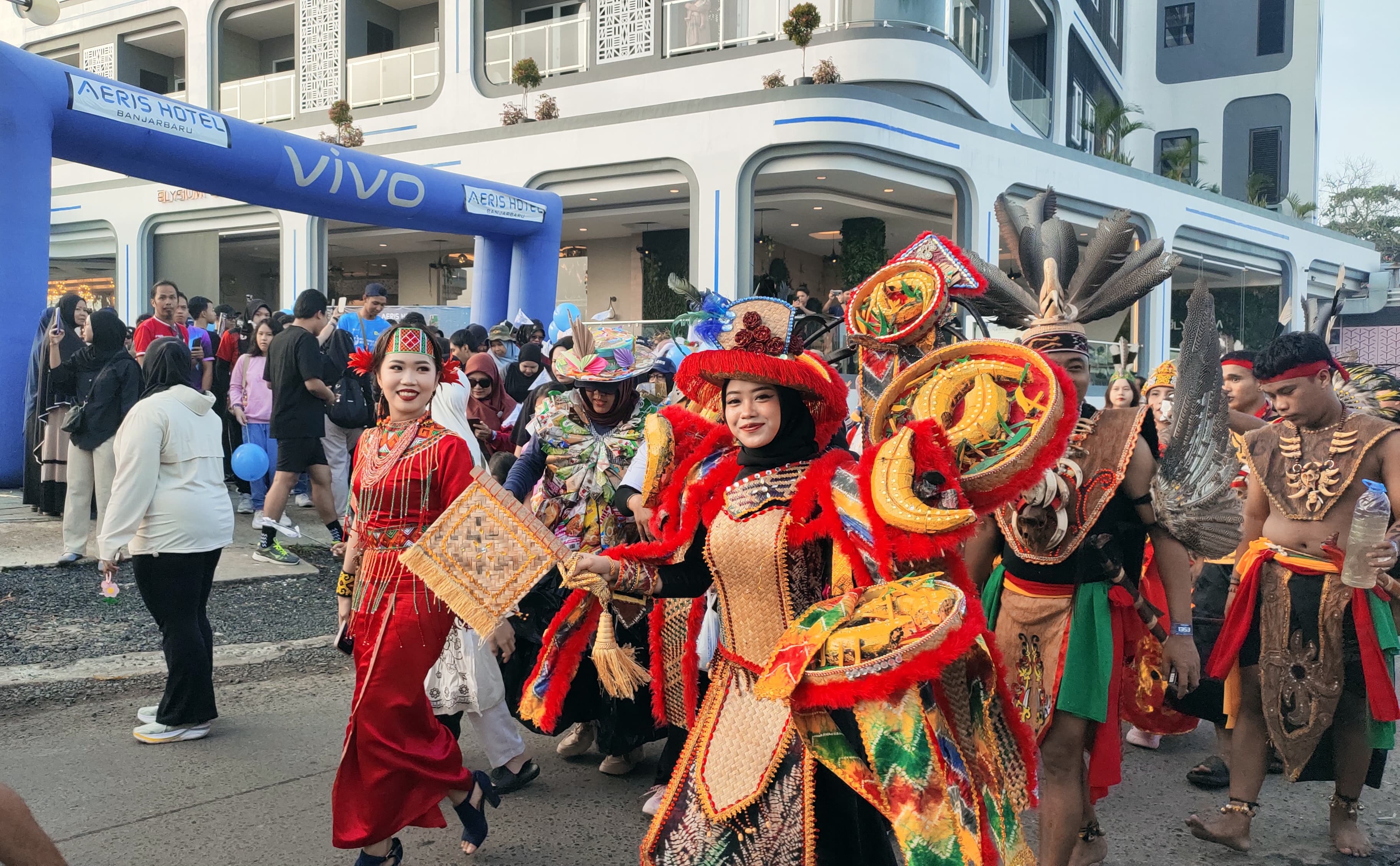 MERIAH:Maulidah mengenakan kostum bertema Papuyu Baubar saat mengikuti Aeris Carnaval Funwalk 2025 di Banjarbaru, Minggu (8/6/2025) pagi.