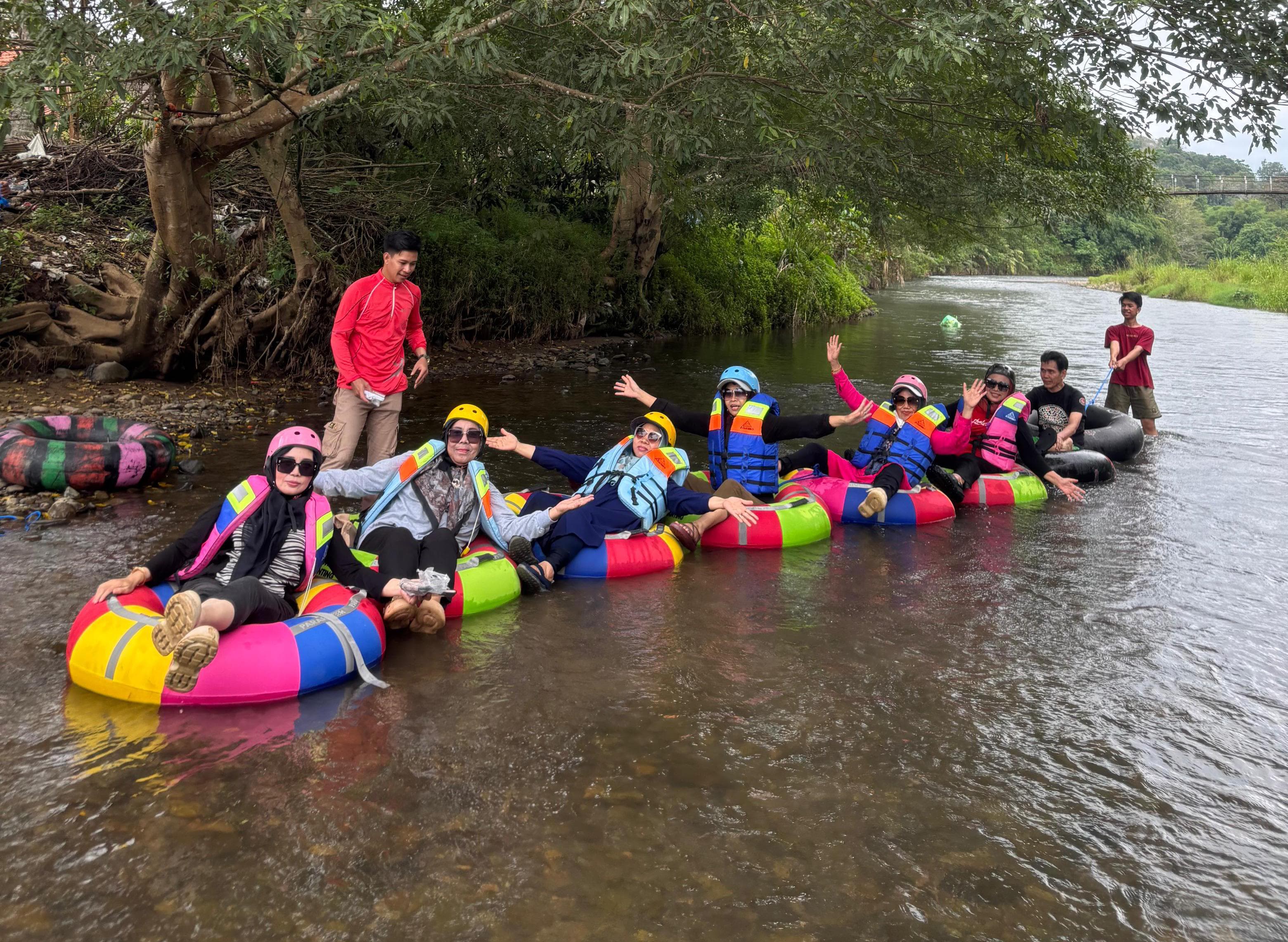 SANTAI:Pengunjung menikmati wahana river tubing di aliran sungai Maranting, Kabupaten Balangan saat libur Idul Adha, Minggu (8/6/2025).(FOTO:LIS untuk Radar Banjarmasin)