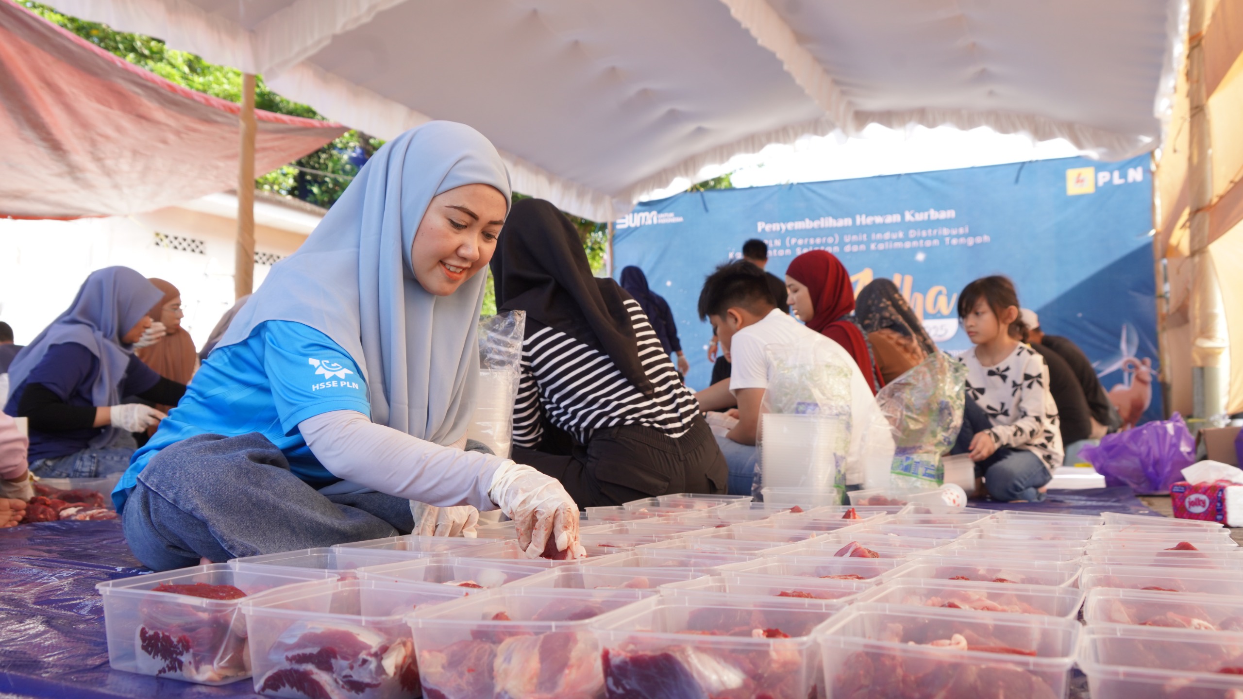 IDUL ADHA:PT PLN UID Kalselteng menyalurkan 3.934 paket daging kurban kepada masyarakat sekitar yang membutuhkan.