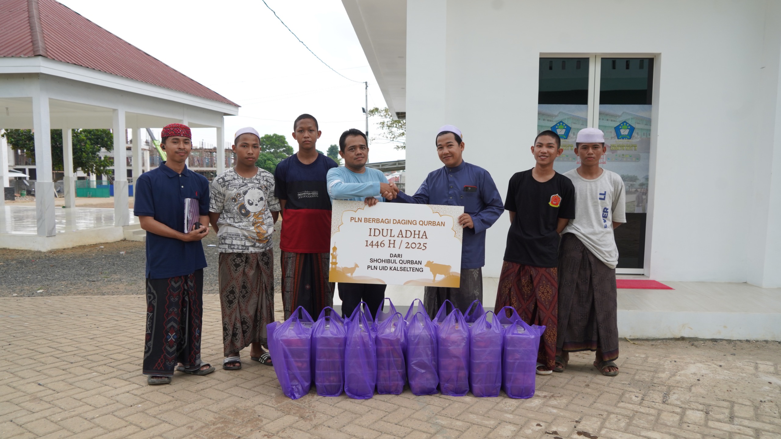 BAGIKAN KURBAN:Dengan mengusung tema &ldquo;Energi keikhlasan pancarkan cahaya pengorbanan untuk kuatkan persaudaraan&rdquo;, PLN UID Kalselteng terus berupaya menghadirkan manfaat bagi masyarakat.