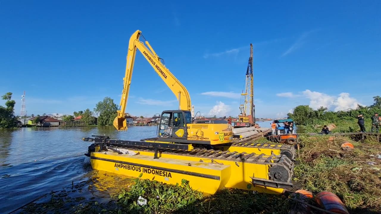 DUA ALAM: Ekskavator amfibi yang dibeli Pemko Banjarmasin saat beroperasi di kawasan Banua Anyar.
