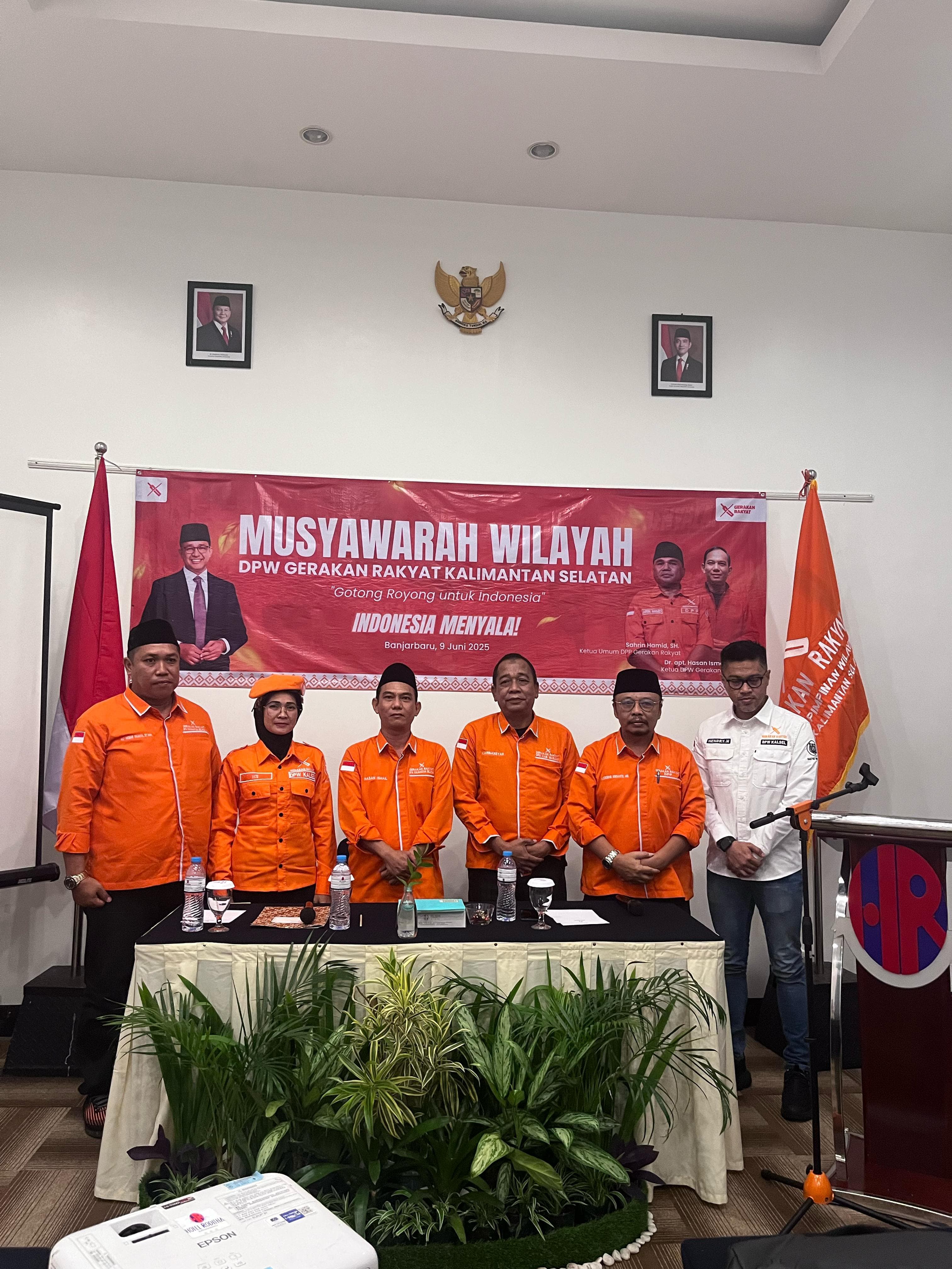 RESMI TERBENTUK: Tiga pengurus inti Gerakan Rakyat Kalsel, Ormas besutan Anies Baswedan dalam Muswil I di Hotel Roditha Banjarbaru Senin (9/6) siang. (FADLAN ZAKIRI/RADAR BANJARMASIN)