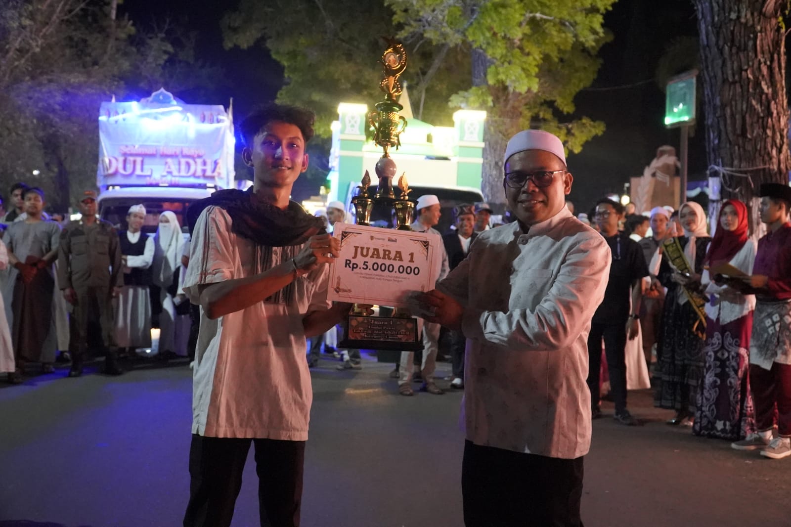 SERAHKAN: Wakil Bupati HST, Gusti Rosyadi Elmi serahkan hadiah pawai takbiran.