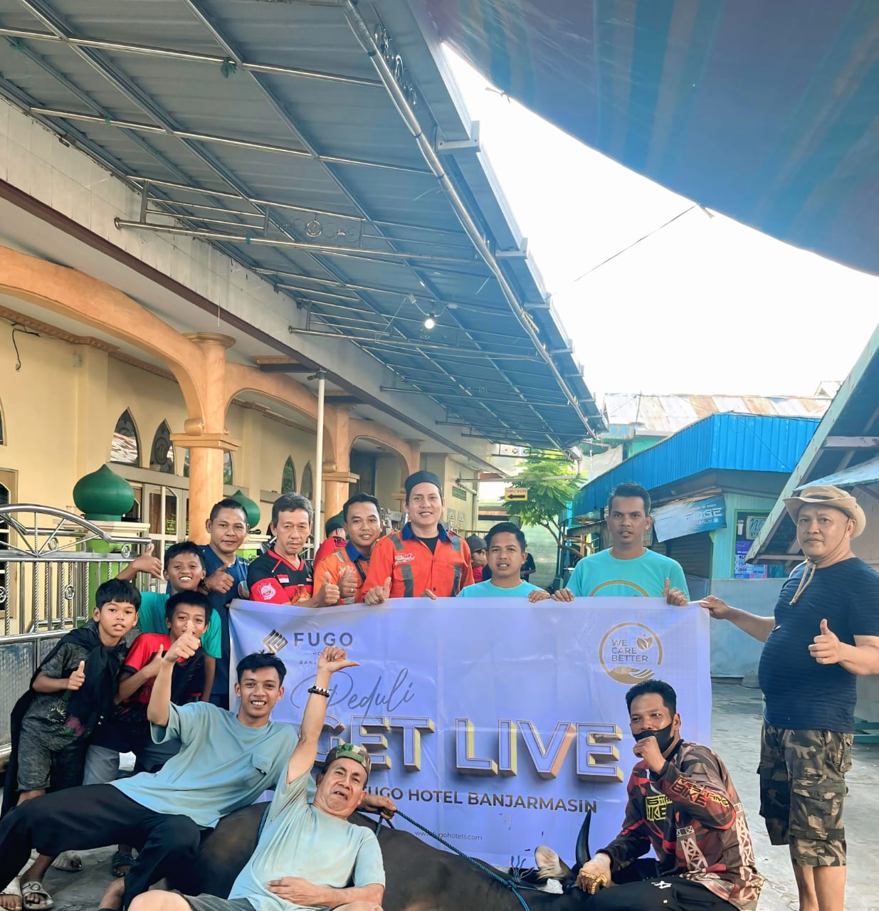 KURBAN:Penyerahan sapi kurban dari FUGO Hotel Banjarmasin dan Duta Mall Banjarmasin untuk warga sekitar.(foto:Fugo Hotel Banjarmasin)