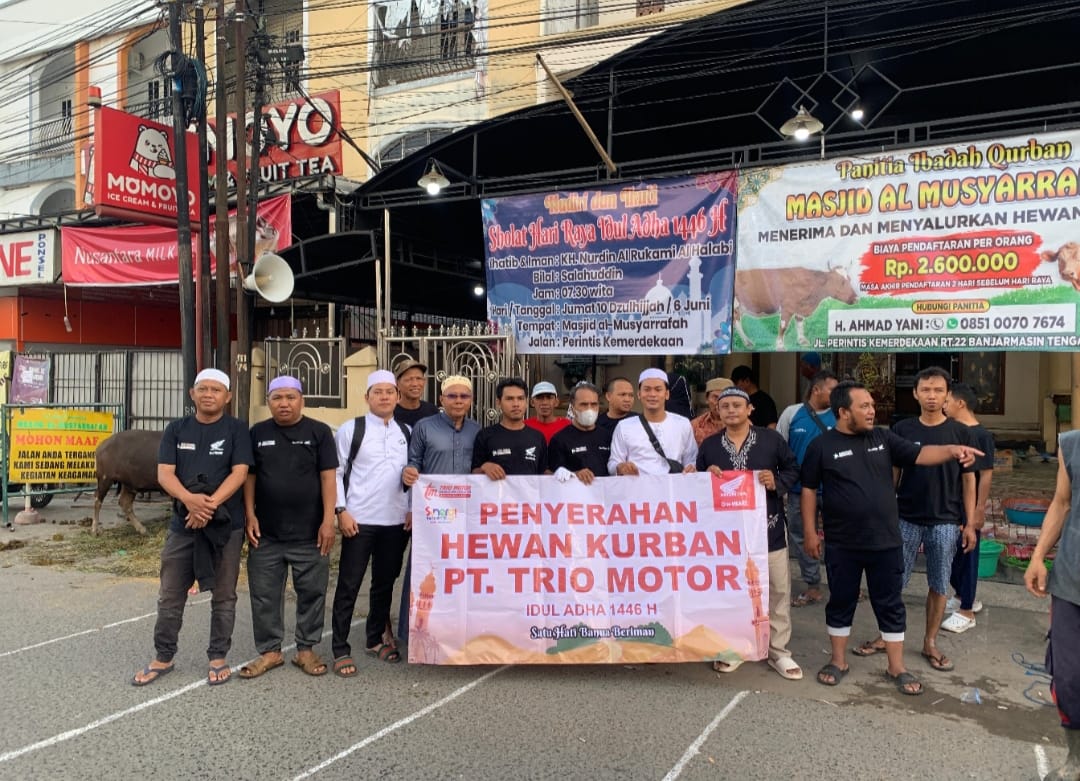 BERSAMA:PT Trio Motor makin erat bersama masyarakat lewat aksi kurban.