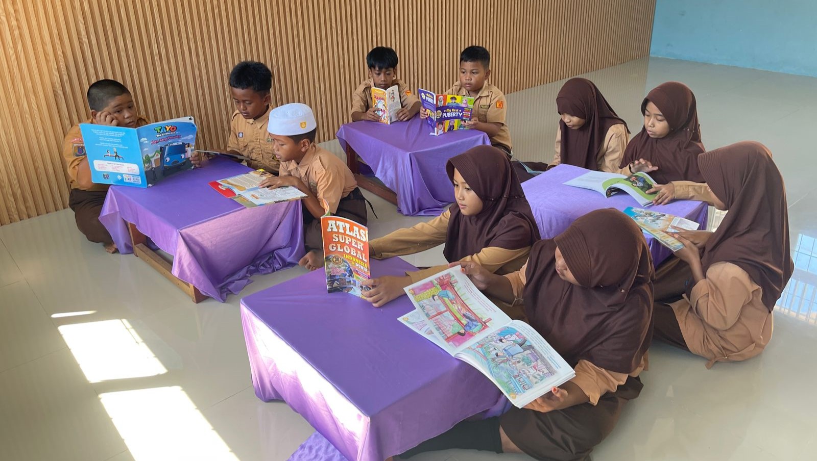 RAJIN MEMBACA:Kini perpustakaan SDN 2 Bangkal menjadi tempat favorit bagi anak-anak untuk meningkatkan literasinya setelah mendapatkan bantuan buku nonteks dari PLN UID Kalselteng.