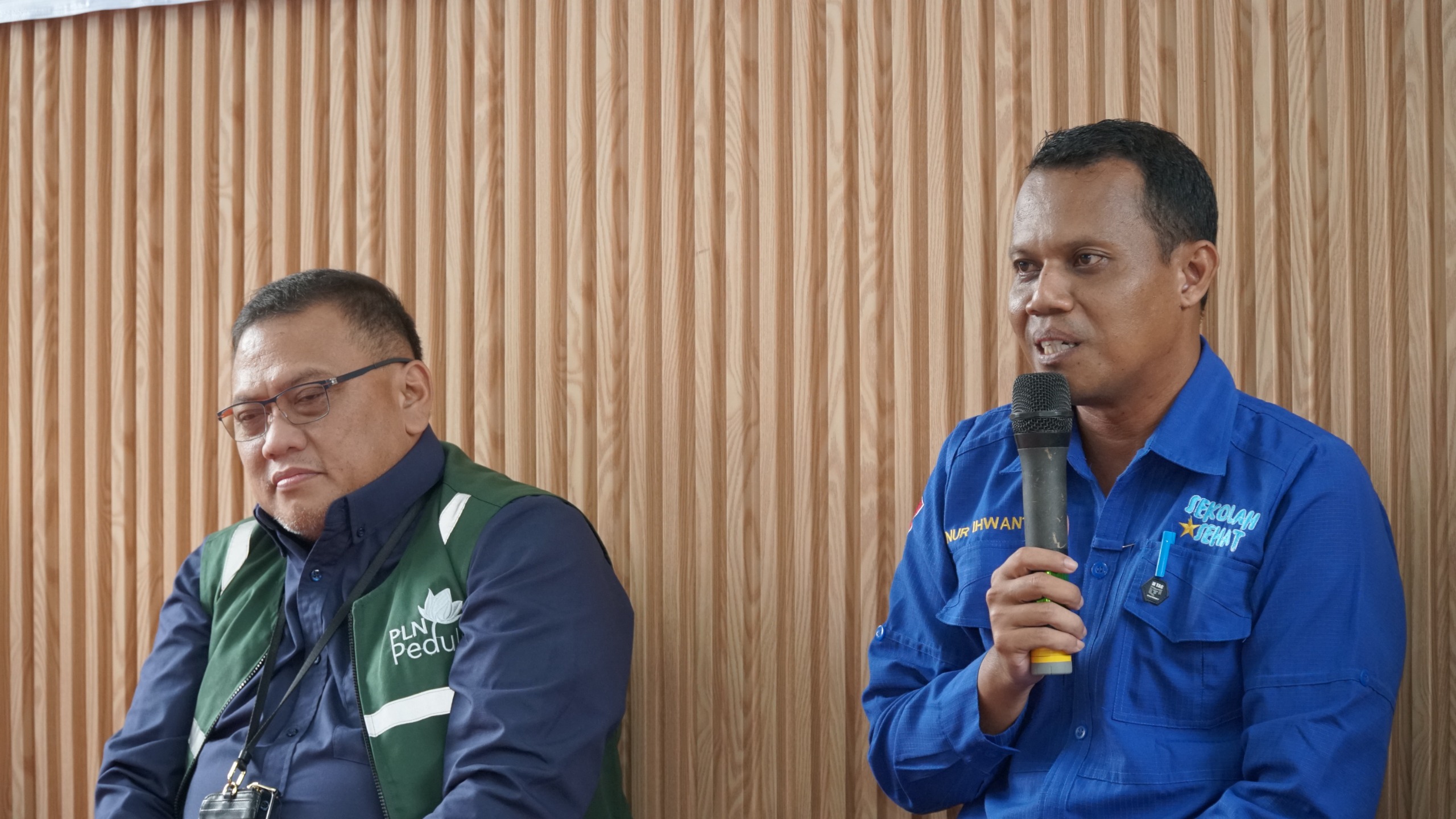 FASILITAS BELAJAR:Kepala SDN 2 Bangkal, Nur Ihwanto (kanan) menyatakan bahwa buku-buku tersebut sangat membantu dalam meningkatkan minat baca siswa.