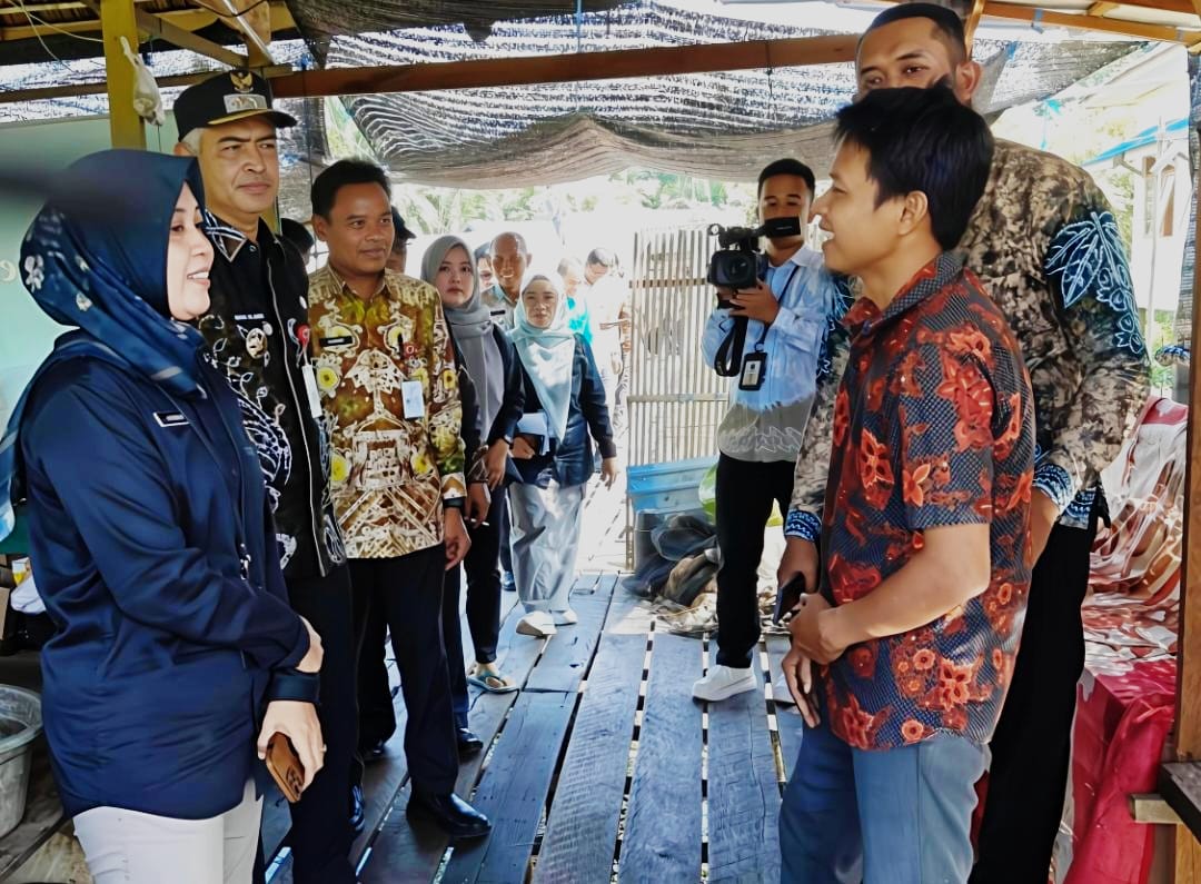 MENDAMPINGI:Wakil Bupati Kabupaten HSU, Hero Setiawan mendampingi tim verifikasi lapangan insan pertanian berprestasi di BPP Amuntai Selatan.