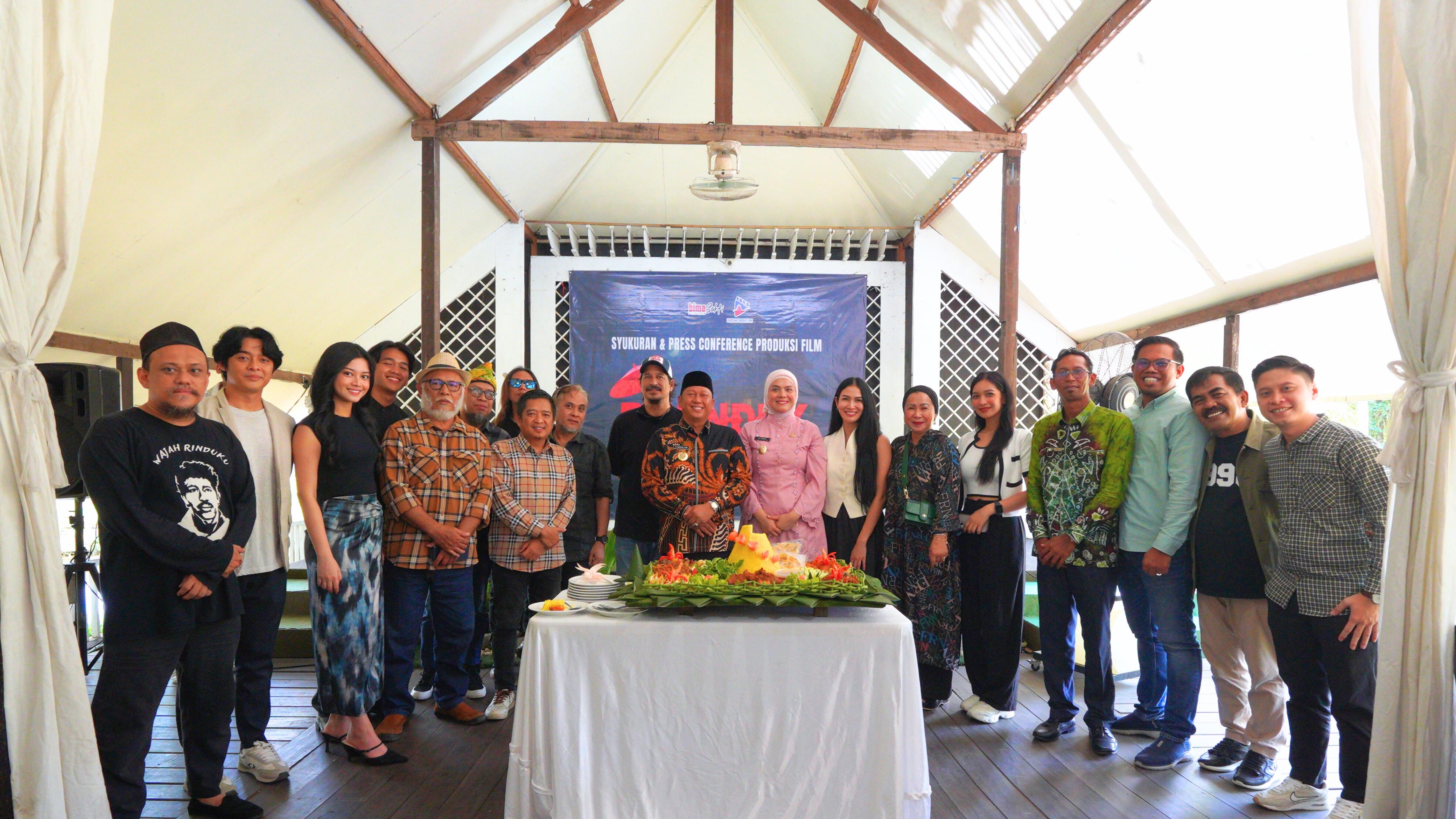 SYUKURAN:Bupati Barito Kuala H Bahrul Ilmi dan Wakil Walikota Hj Ananda bersama tim produksi film saat menggelar syukuran.