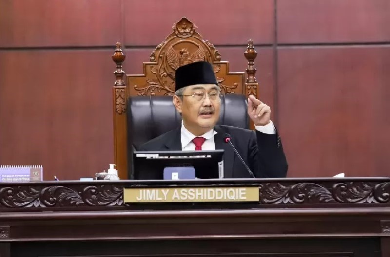 MANTAN KETUA: Ketua Majelis Kehormatan Mahkamah Konstitusi Jimly Asshiddiqie memimpin jalannya sidang putusan dugaan pelanggaran etik terhadap hakim MK. (Dery Ridwansah/Jawa Pos)
