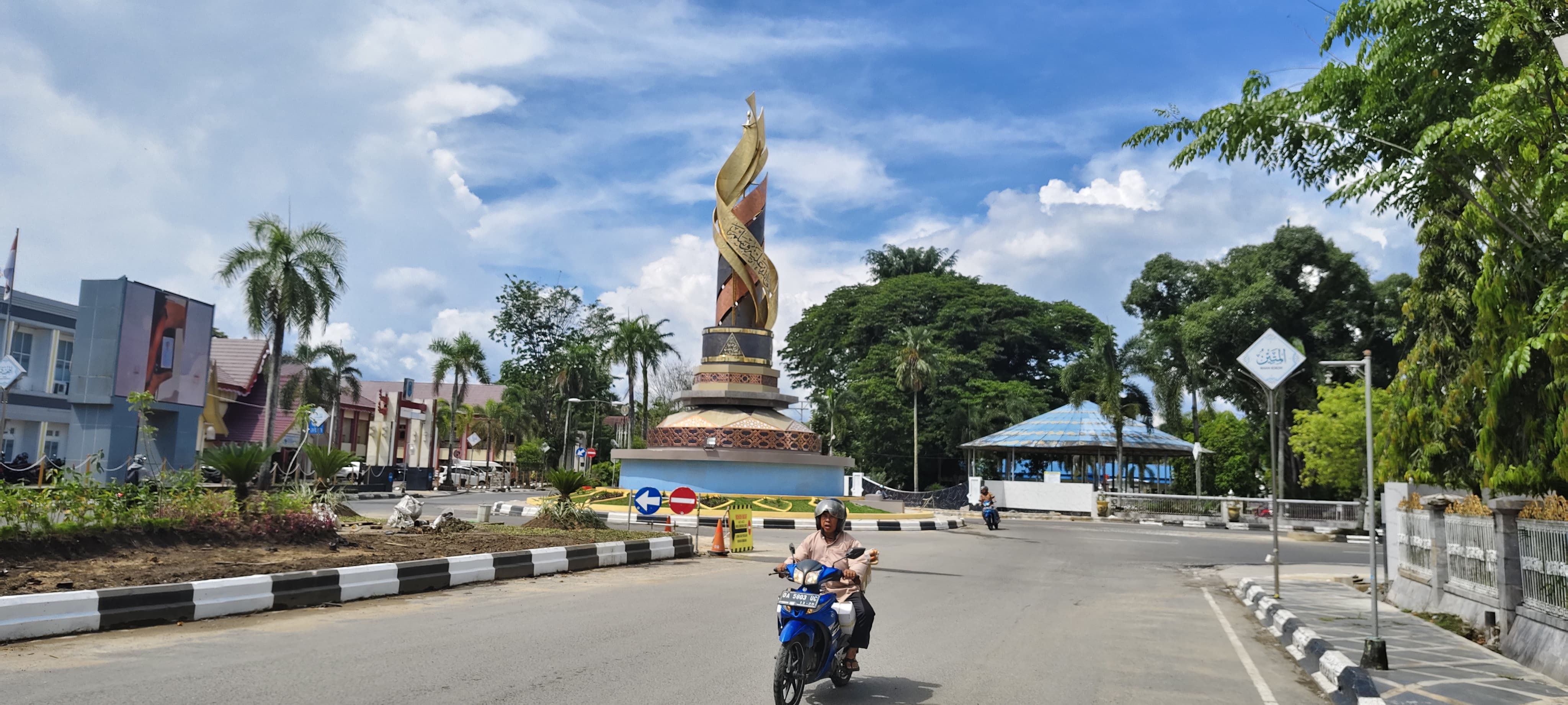 IKON:Tugu Salawat Kota Amuntai menjadi ikon baru Kota Amuntai di Jalan Norman Umar dan Ahmad Yani, Kelurahan Murung Sari.(Foto:Akbar/Radar Banjarmasin)