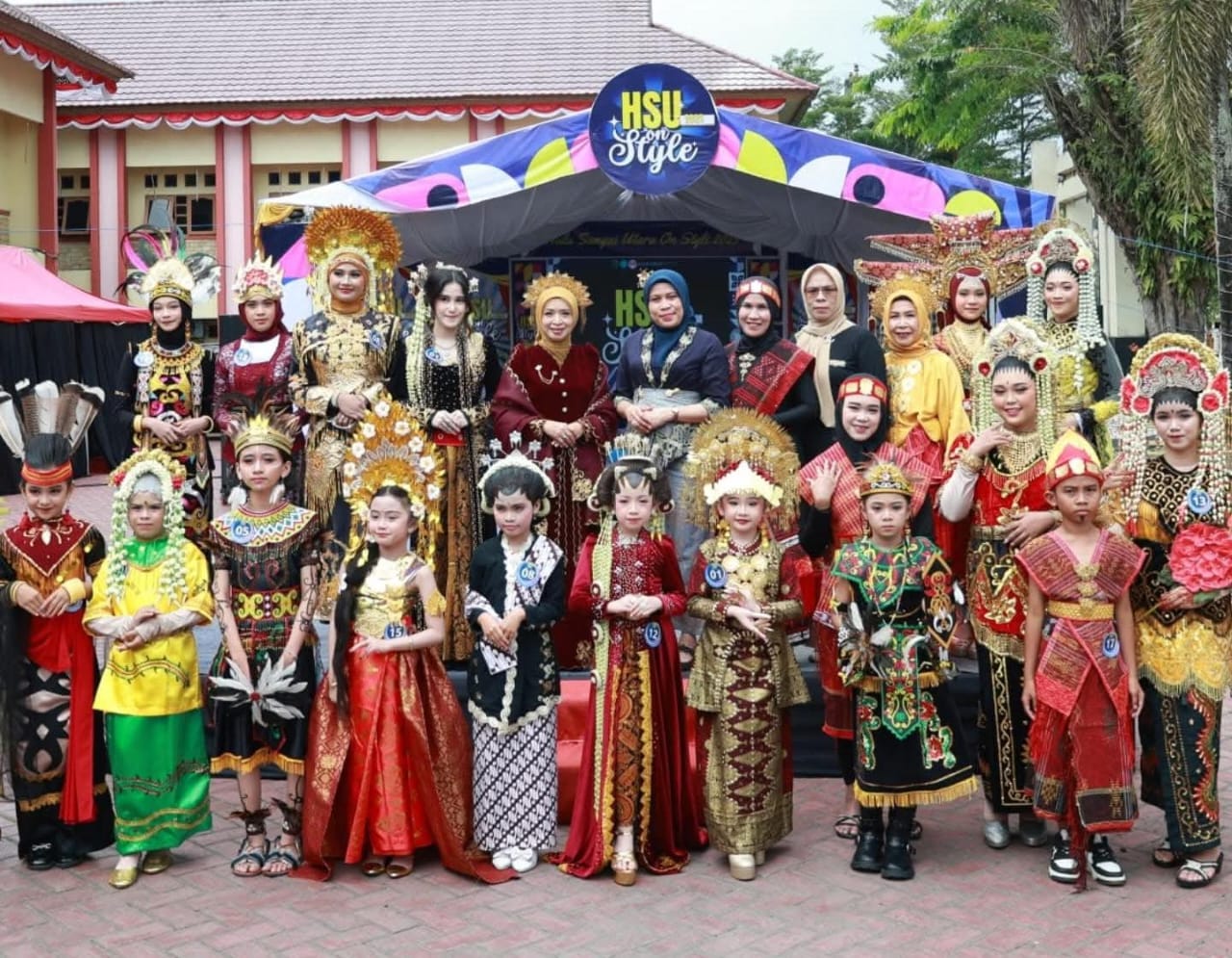 EKSIS:Foto bersama peserta lomba Fashion Show Baju Adat Nusantara dan Lelang Produk UMKM Lokal bertajuk &lsquo;HSU ON Style 2025&rsquo;(Foto:M Akbar/Radar Banjarmasin)