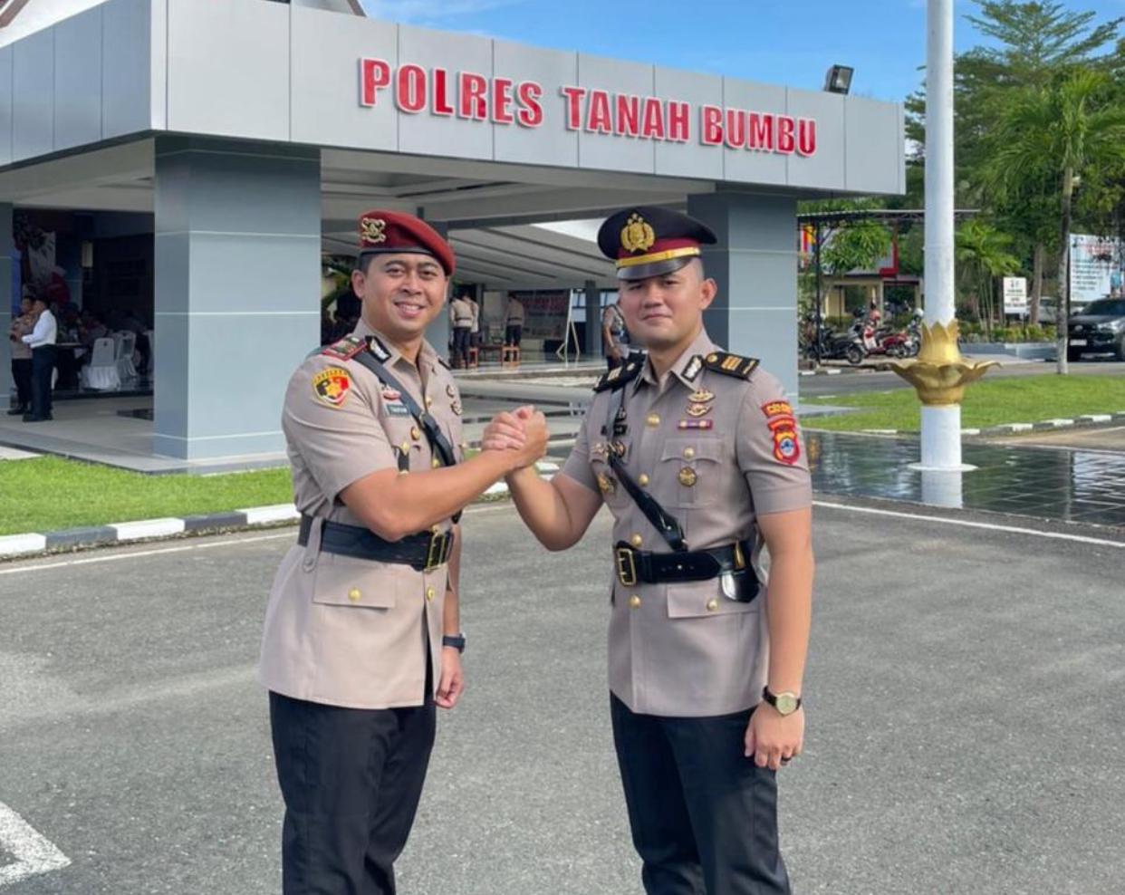 ROTASI:AKP Agung Kurnia (kanan) dan AKP Muhammad Taufan bersalaman usai sertijab Kasat Reskrim Polres Tanah Bumbu.(Foto:Satreskrim Tanah Bumbu untuk Radar Banjarmasin)