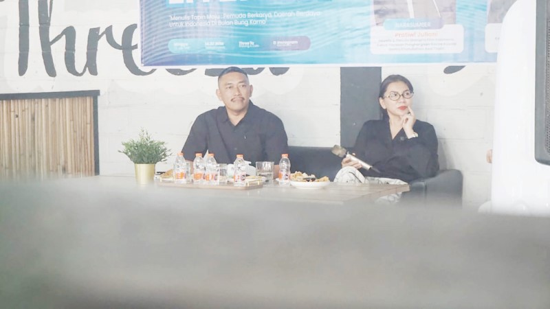 TALK SHOW: Ketua FTBM Tapin Yuspianor bersama Pratiwi Juliani yang menjadi narasumber talk show. (Foto: Fauzi for Radar Banjarmasin)