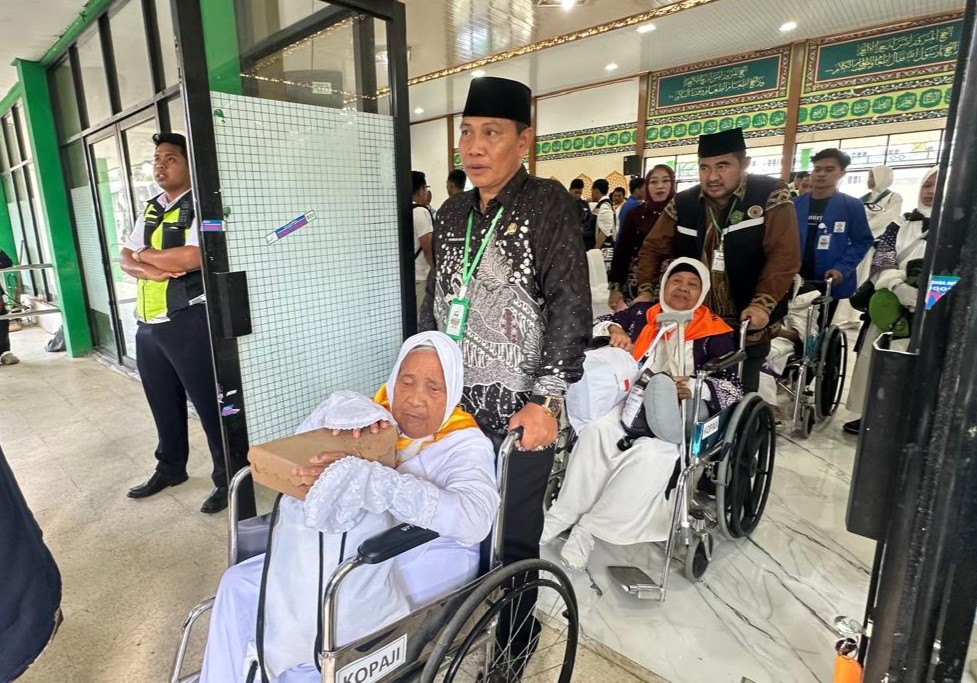 BERHAJI: Pelepasan jemaah haji asal Kabupaten Tanah Bumbu di Asrama Haji Embarkasi Banjarmasin pada 25 Mei 2025 lalu. (Foto: Kemenag Kalsel)