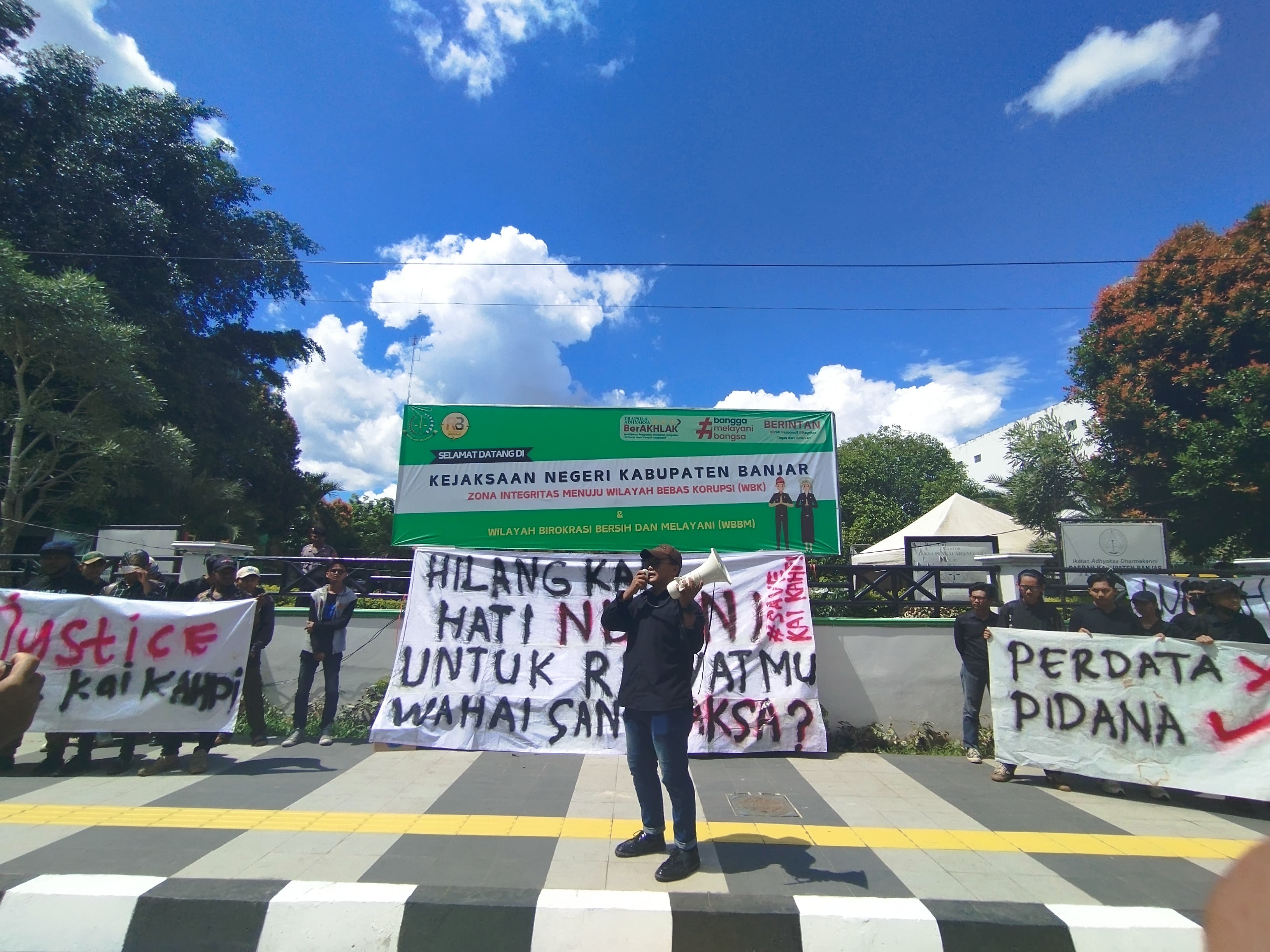 Mahasiswa menggelar aksi solidaritas untuk Kakek Kahpi