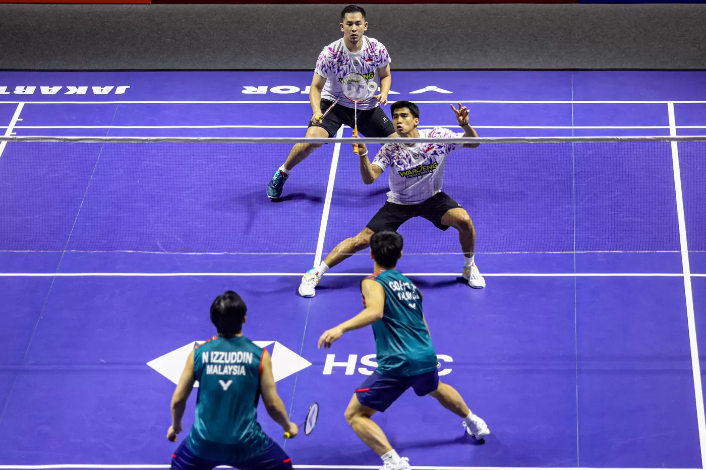 BERTANDING: Pebulu tangkis ganda putra Indonesia Sabar/Reza bertanding melawan ganda putra Malaysia pada babak perempat final Indonesia Open 2025 di Istora Senayan, Jumat (6/6).