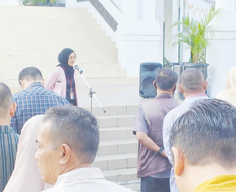 APEL: Sekretaris DPRD (Sekwan) Kota Banjarbaru, Hj. Arnawaty Sufiatin memimpin apel pagi. (Foto: humas Setwan Banjarbaru Untuk Radar Banjarmasin)