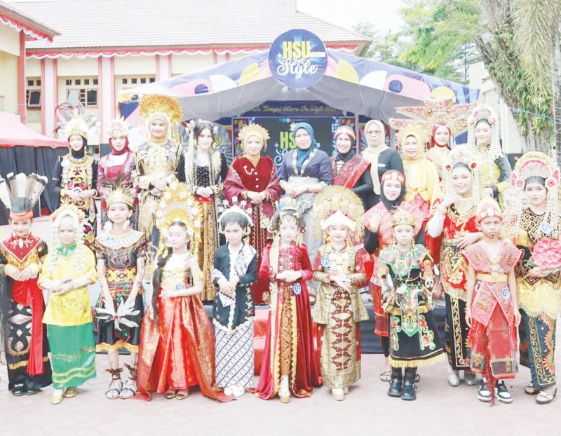 EKSIS: Peserta lomba Fashion Show Baju Adat Nusantara dan Lelang Produk UMKM Lokal berfoto di halaman Pemkab HSU. (Foto: M.Akbar/Radar Banjarmasin)