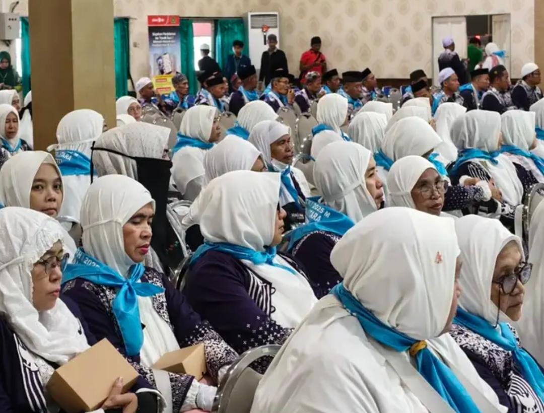 DOKUMENTASI:Proses pemberangkatan jemaah calon haji asal Kabupaten Hulu Sungai Utara, tahun 2025 di Asrama Haji Kota Banjarbaru.(Foto:M Akbar/Radar Banjarmasin)