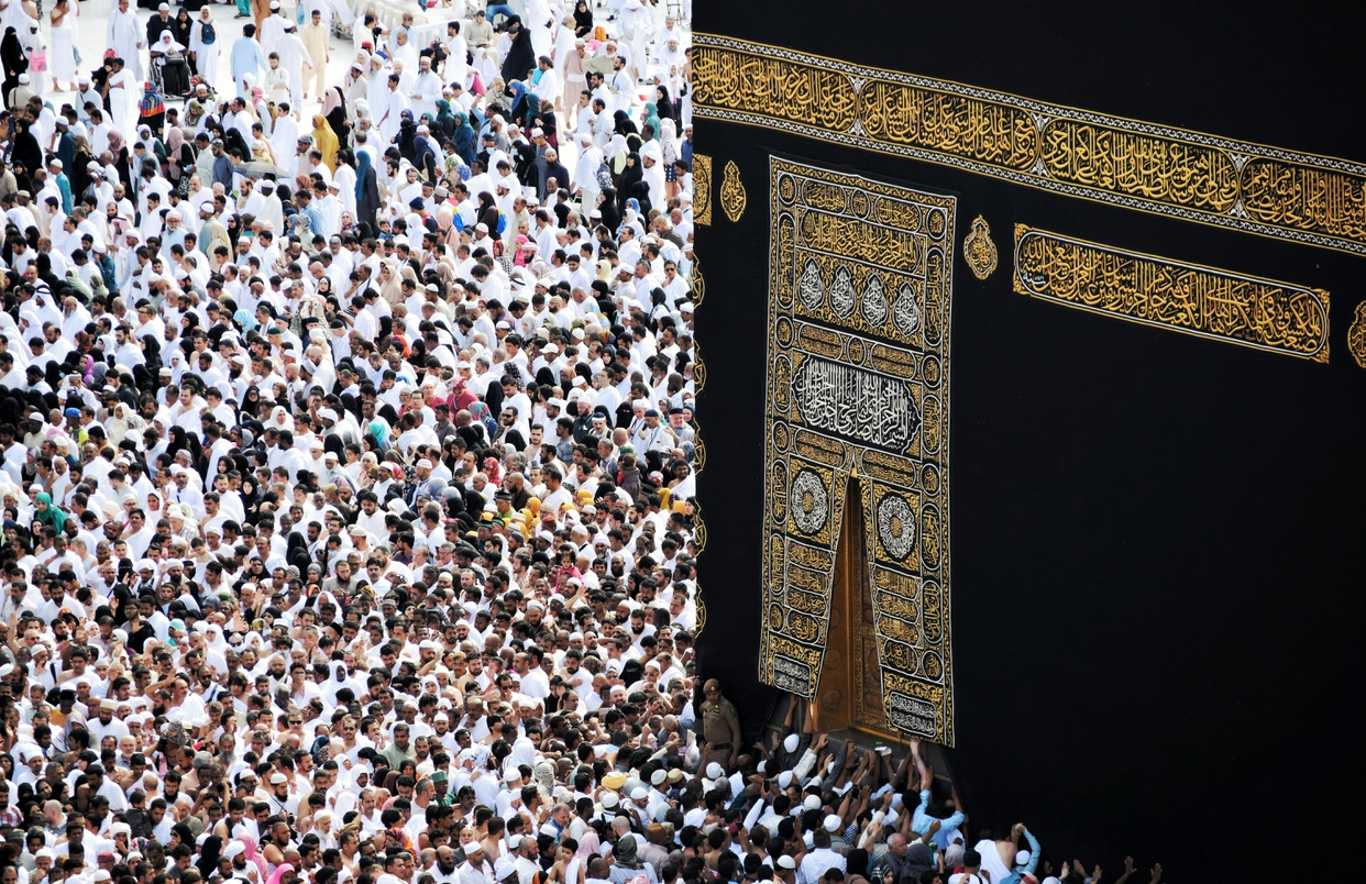 Ilustrasi umat muslim di depan Kakbah. (Foto: Pexels)