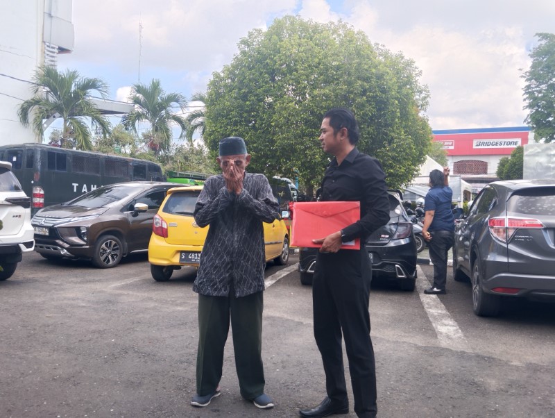 PENUHI PANGGILAN: Kakek Kahpi bersama penasihat hukumnya tiba di Kejari Kabupaten Banjar pada Selasa (10/6).