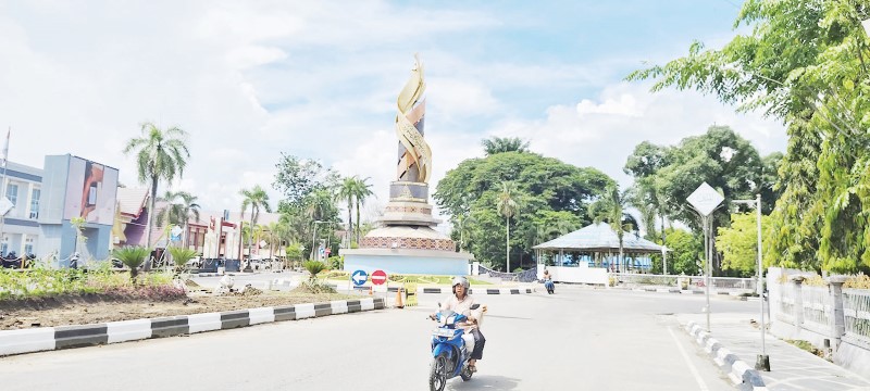 IKON: Tugu Salawat Kota Amuntai menjadi ikon baru Kota Amuntai di Jalan Norman Umar dan Ahmad Yani. (Foto: Akbar/Radar Banjarmasin)