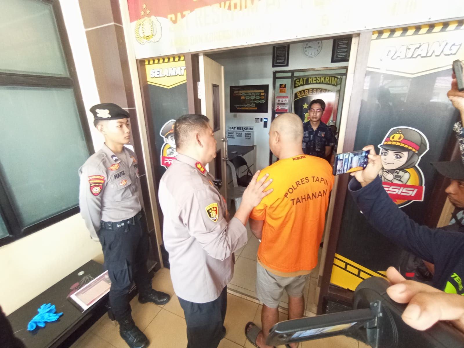 TANYAI: Kapolres Tapin AKBP Jimmy Kurniawan menanyai pelaku penganiayaan sadis di tempat karaoke yang tersinggung dengan kata bungul. (Foto: Rasidi Fadli/Radar Banjarmasin)